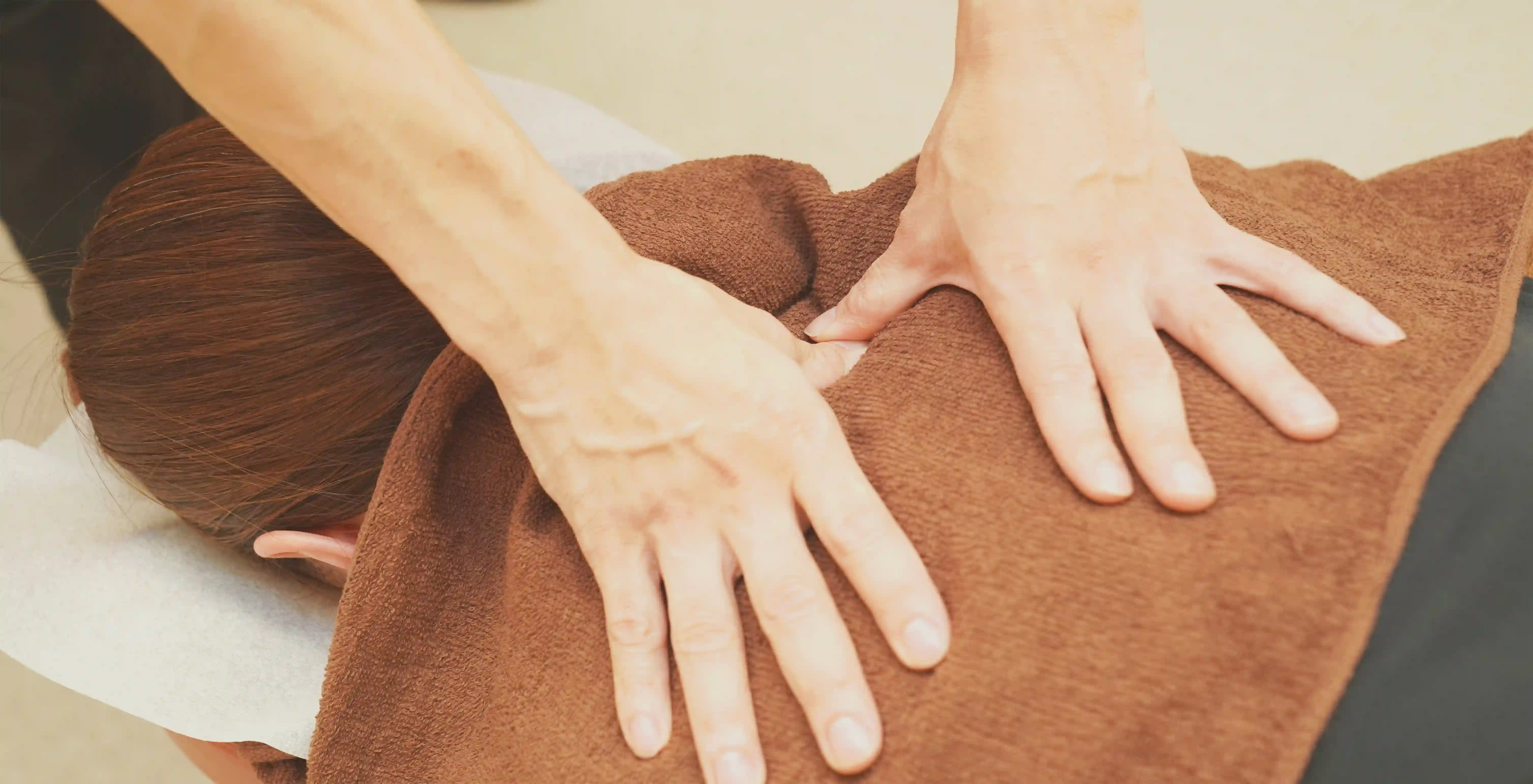 整体を受けている女性