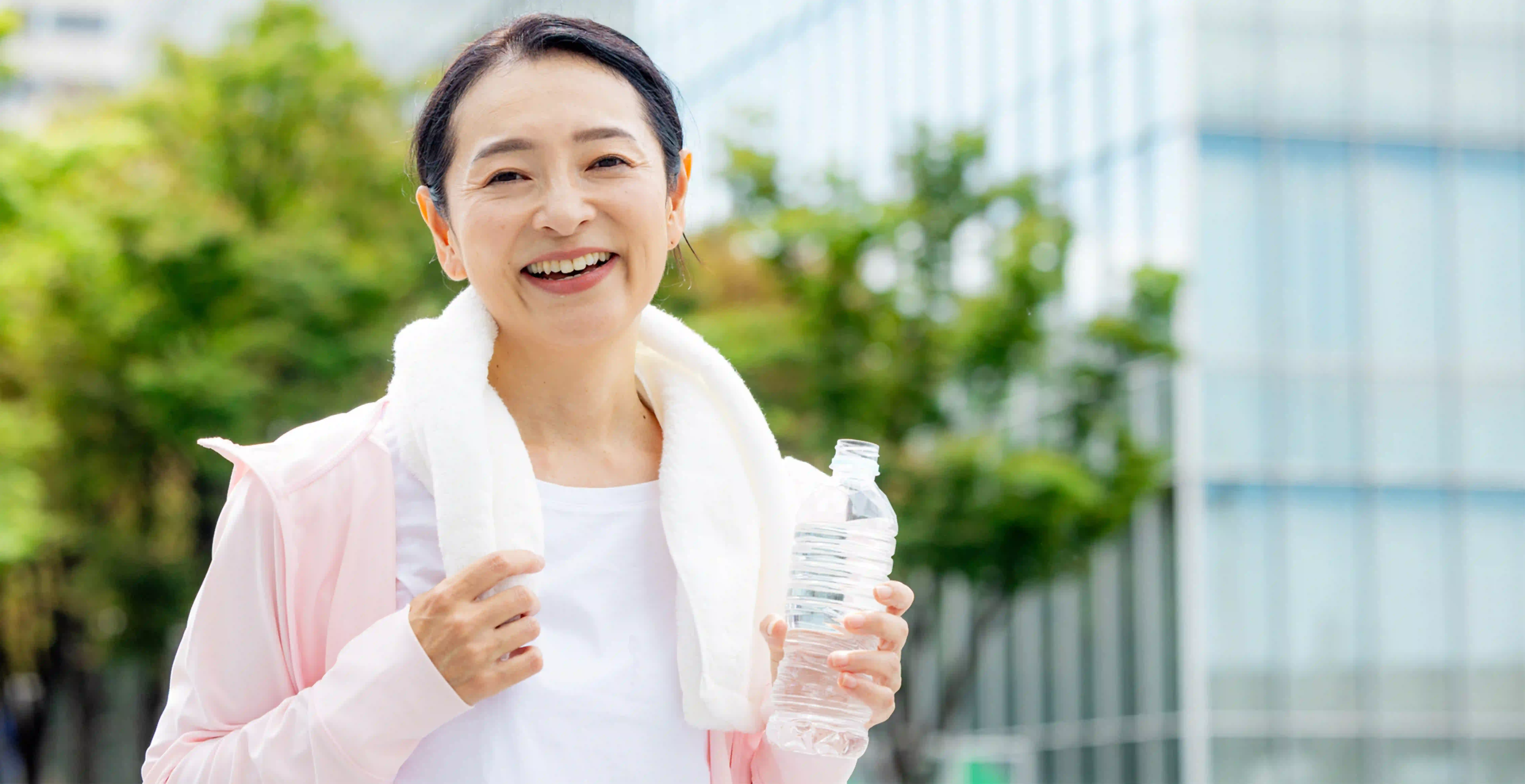 運動着で微笑む女性